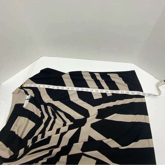 Chico’s womens size 2 Black Beige 3/4 sleeve top abstract sleeve unique neckline - Picture 2 of 10